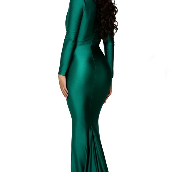 Evening gown in navy blue. Comes in US size 6 - Picture 2 of 3